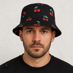 Bob réversible cerise avec motifs variés et design tendance