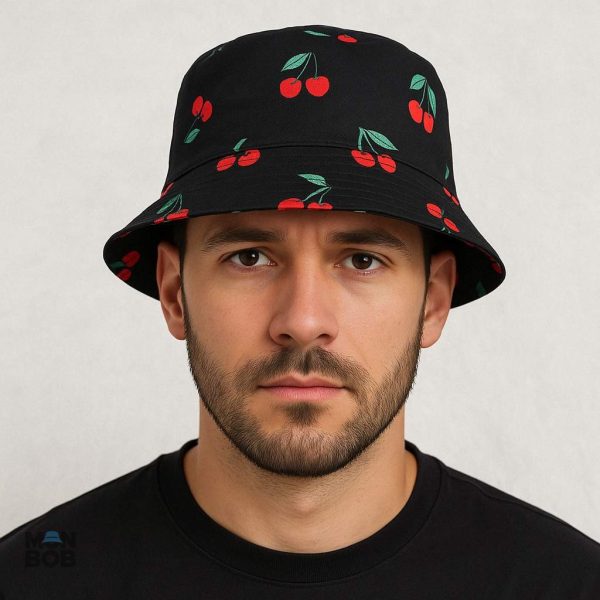 Bob réversible cerise avec motifs variés et design tendance