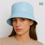 Chapeau de pluie léger et stylé en bleu ciel, parfait pour l'été