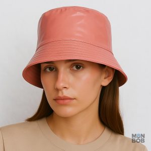 Chapeau imperméable rose saumon, idéal pour les jours de pluie