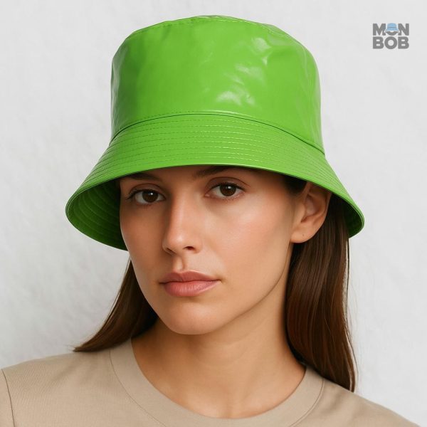 Chapeau imperméable vert, parfait pour la pluie et le style