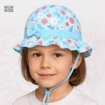 Chapeau fleuri bleu pour enfant, parfait pour les journées ensoleillées