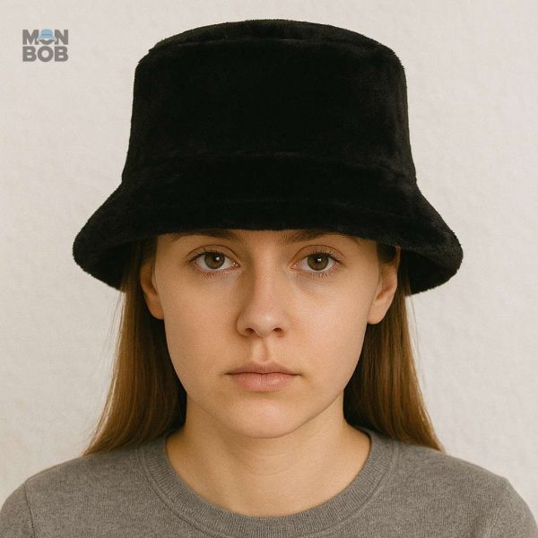 Chapeau en fourrure noir, accessoire mode chic et cosy