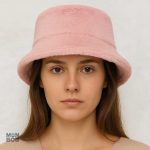 Chapeau en fourrure rose, accessoire mode incontournable