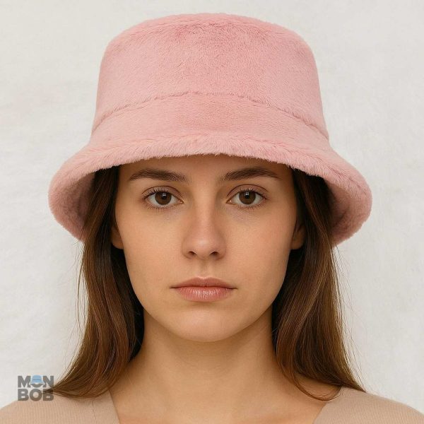 Chapeau en fourrure rose, accessoire mode incontournable