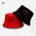 Bob rouge et noir, accessoire de mode tendance