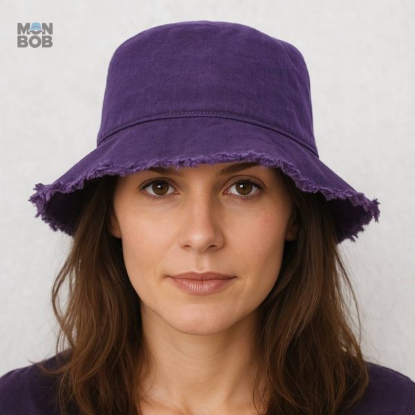 Chapeau bob violet, accessoire mode essentiel pour l'été.