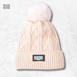 Bonnet blanc avec pompon pour un look tendance et confortable