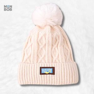 Bonnet blanc avec pompon pour un look tendance et confortable