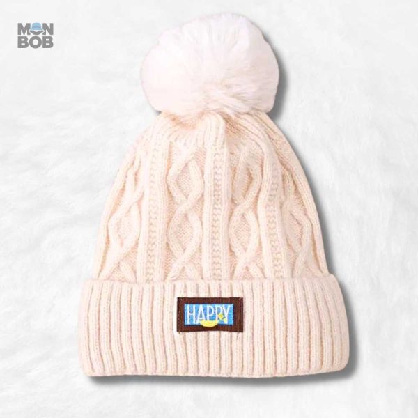 Bonnet blanc avec pompon pour un look tendance et confortable