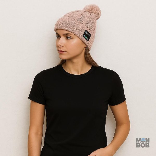 Accessoire tendance : bonnet à pompon beige avec fonction Bluetooth