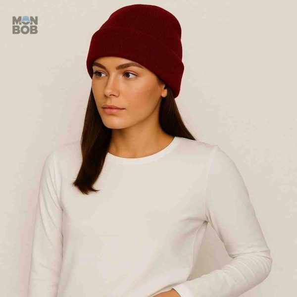 Accessoire de mode : bonnet bordeaux, idéal pour l'hiver