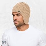 Accessoire chaud en beige, idéal pour protéger les oreilles du froid