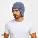 Bonnet gris pour protéger les oreilles du froid en hiver