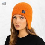 Accessoire en laine orange, idéal pour protéger les oreilles