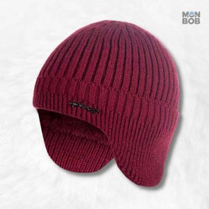 Bonnet rouge avec cache-oreilles pour un look chaleureux et tendance