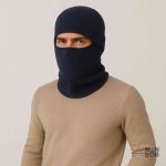 Cagoule bleue marine idéale pour garder la tête au chaud en hiver