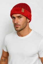 Accessoire tendance, bonnet rouge pour garder la tête au chaud