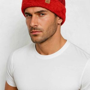 Accessoire tendance, bonnet rouge pour garder la tête au chaud