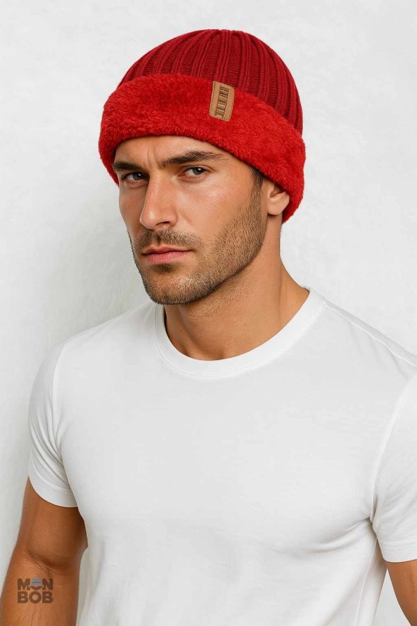 Accessoire tendance, bonnet rouge pour garder la tête au chaud