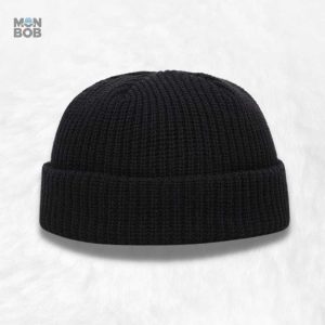 Bonnet court noir élégant et tendance pour un style décontracté