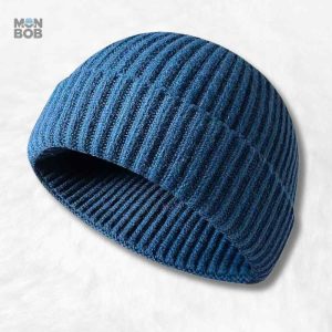 Bonnet court tricot bleu pour un style décontracté