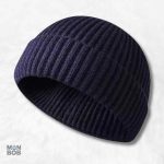 Bonnet court tricot bleu nuit pour un style élégant et confortable
