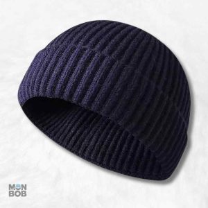 Bonnet court tricot bleu nuit pour un style élégant et confortable