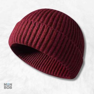 Bonnet court tricot bordeaux pour un style moderne et chaleureux