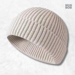 Bonnet court tricot crème pour un style décontracté et chaud