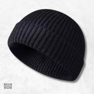 Bonnet court en tricot noir pour un style décontracté