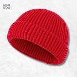 Bonnet tricot rouge court pour un style décontracté