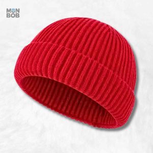 Bonnet tricot rouge court pour un style décontracté