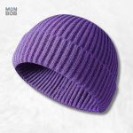 Bonnet court tricot violet pour un look tendance