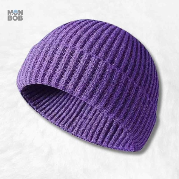 Bonnet court tricot violet pour un look tendance