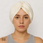 Bonnet en Satin Crème, accessoire beauté nocturne
