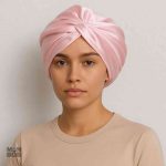 Bonnet en Satin Rose, accessoire de nuit élégant