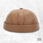 Bonnet Docker beige ciré pour un style décontracté