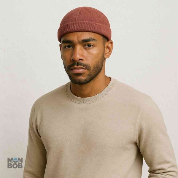 Bonnet marron avec design Docker, accessoire essentiel pour l'hiver