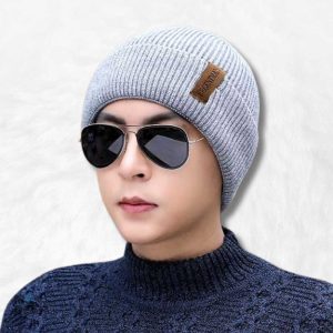 Bonnet gris en polaire, idéal pour l'hiver