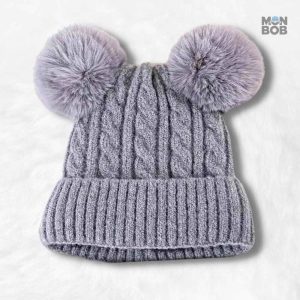 Bonnet femme avec pompons pour une touche tendance