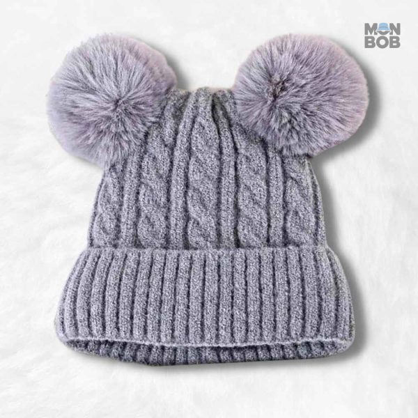 Bonnet femme avec pompons pour une touche tendance