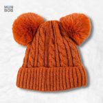 Bonnet à pompons pour un look cosy et chic