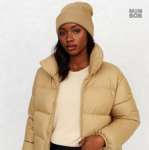Bonnet Satin Doublé en teinte or, parfait pour un look chic