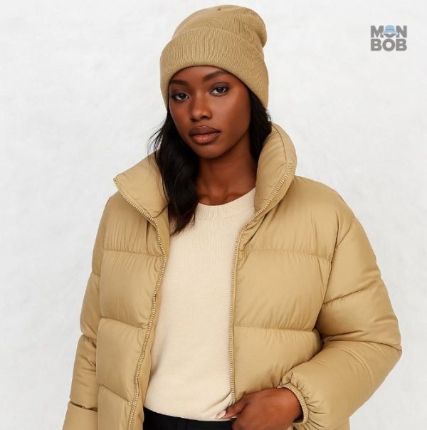 Bonnet Satin Doublé en teinte or, parfait pour un look chic