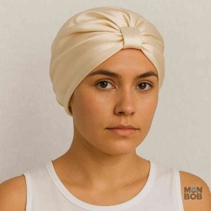 Accessoire mode : Bonnet en Satin Beige pour toutes occasions