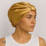 Bonnet en Satin, motif Papillon doré, style élégant