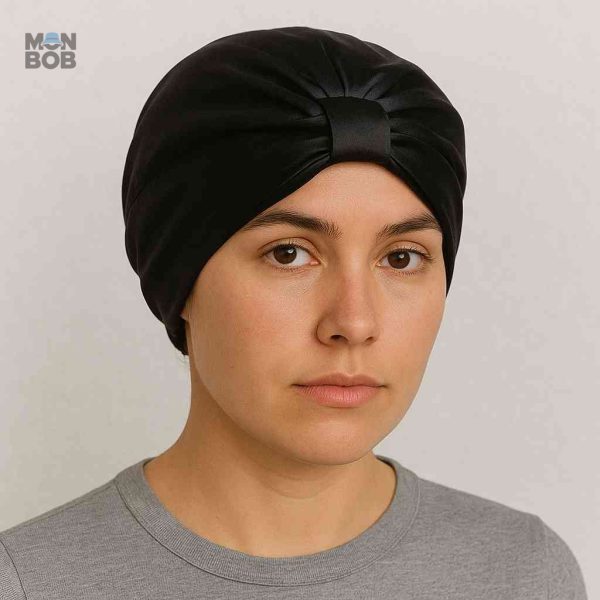 Bonnet en Satin Noir avec motif papillon