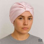 Accessoire de mode : Bonnet Satin Papillon en rose pâle