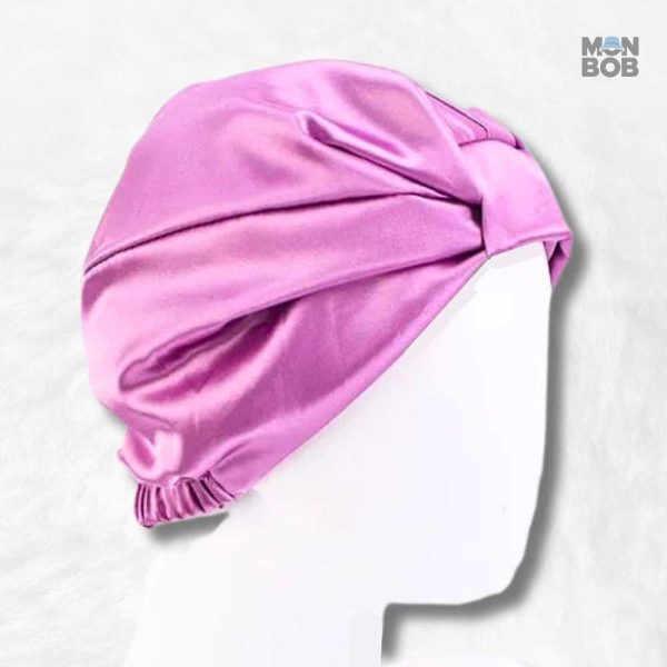 Bonnet en satin rose avec motif papillon